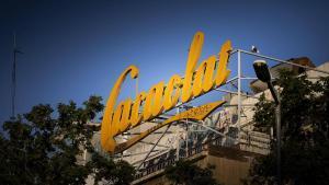 Barcelona rescatarà de la ruïna l’icònic rètol de Cacaolat a l’antiga fàbrica de Letona