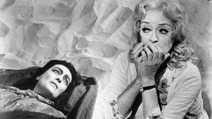 RELACIÓN TERRORÍFICA. Joan Crawfod y Bette Davis, en una escena de ’Qué fue de Baby Jane’.