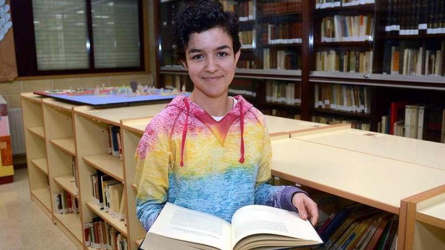 Paloma Otero, en la biblioteca del Torrente Ballester. // Rafa Vázquez