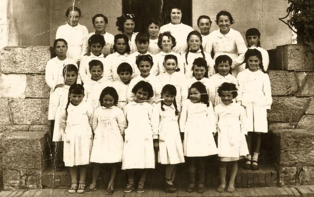 A la izquierda, un grupo de alumnas, con doña Alicia Fernández; a la derecha, una foto de 1968.