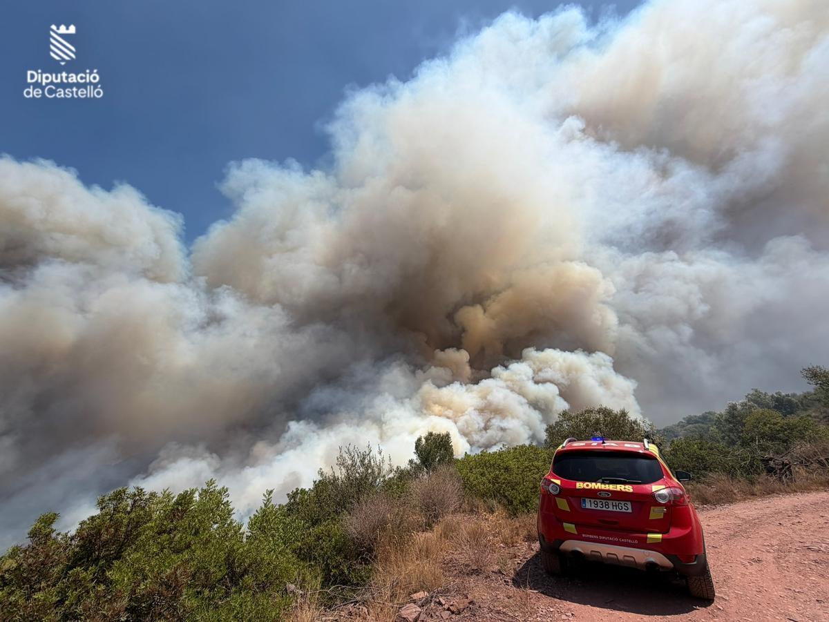 Imágenes del incendio en La Vall d'Uixò: los bomberos no logran controlar el fuego