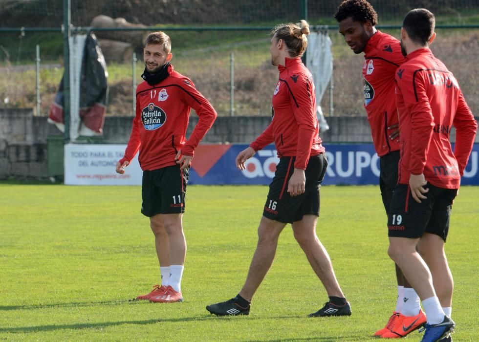 El preparador deportivista, Natxo González, ha facilitado la convocatoria del equipo coruñés tras el entrenamiento de esta mañana.