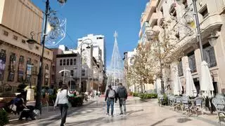 Los vecinos reciben con alivio la instalación de toldos en la avenida de la Constitución de Alicante: "La sombra es necesaria"