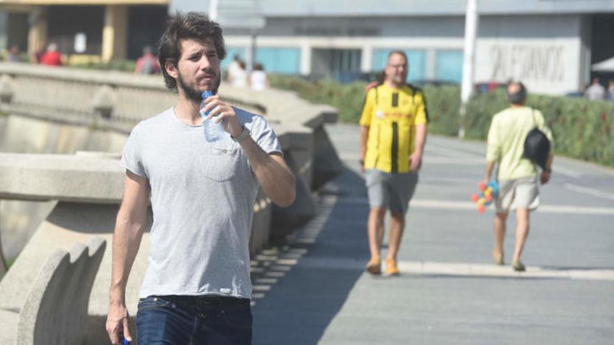 Varias personas en el paseo marítimo de A Coruña.