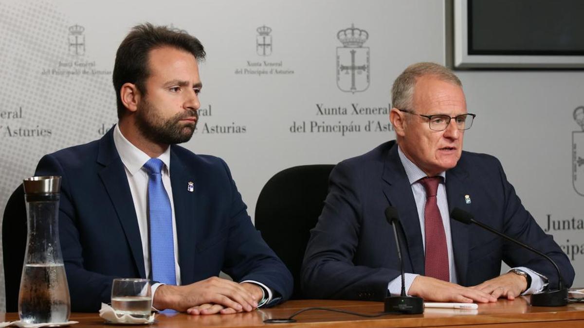 Álvaro Queipo y Diego Cangas durante su rueda de prensa en la Junta General del Principado.