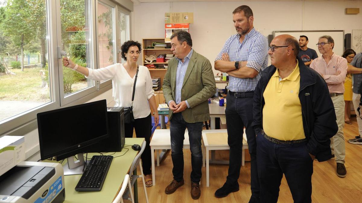 Momento de la visita que realizó ayer Román Rodríguez al colegio Cabada Vázquez de Codeseda. |   // BERNABÉ/JAVIER LALÍN