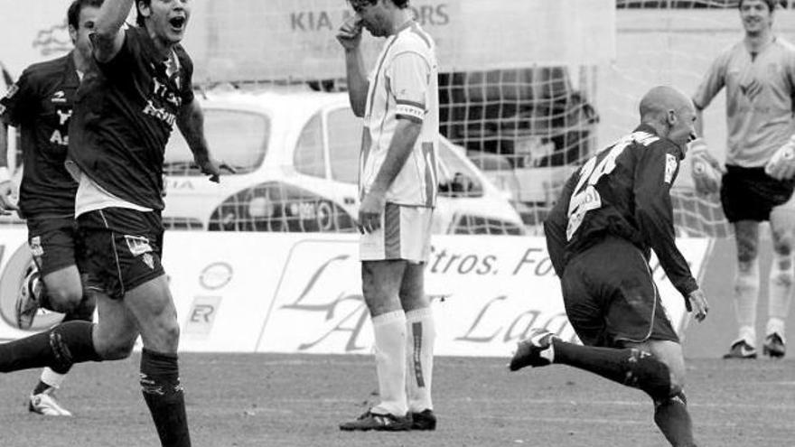 Matabuena, a la derecha, celebra su segundo gol en El Arcángel perseguido por Iván Hernández y Bilic.