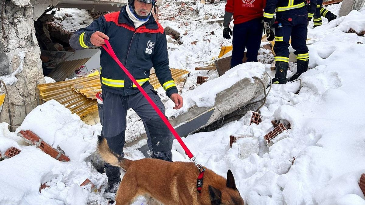 Antonio Caballero, bombero de Córdoba, en uno de los edificios derrumbados, entre nieve, en Turquía.