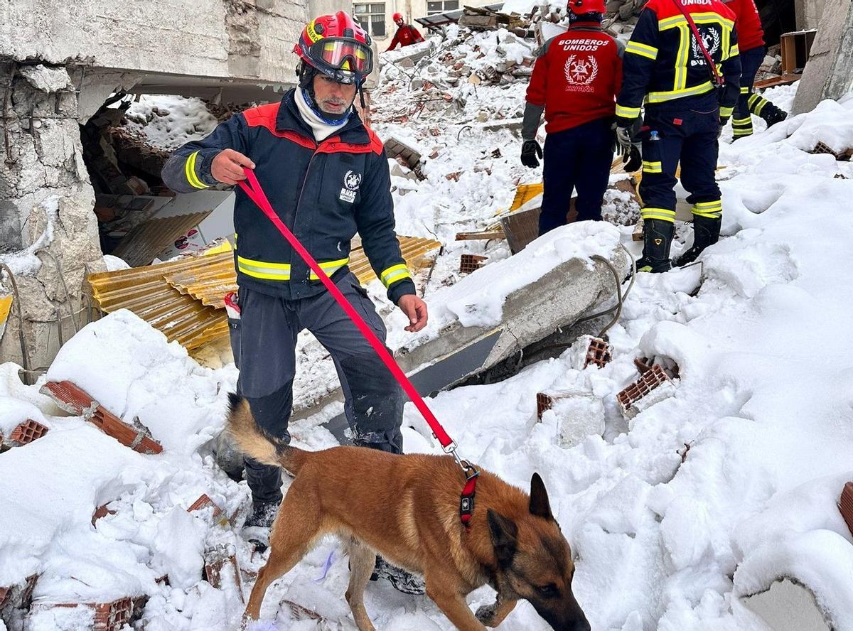 Antonio Caballero, bombero de Córdoba, en uno de los edificios derrumbados, entre nieve, en Turquía.