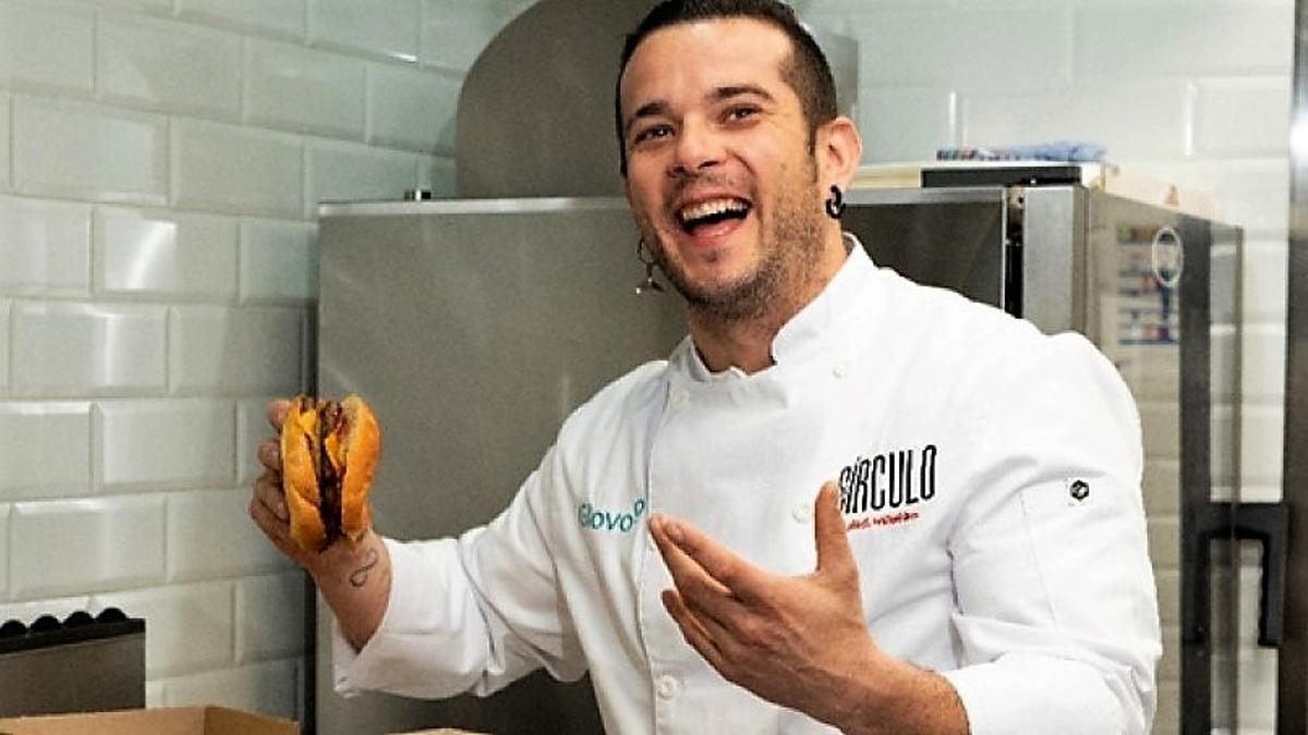 El chef Carlos Maldonado, del restaurante Raíces , con una hamburguesa de su marca, El Círculo.