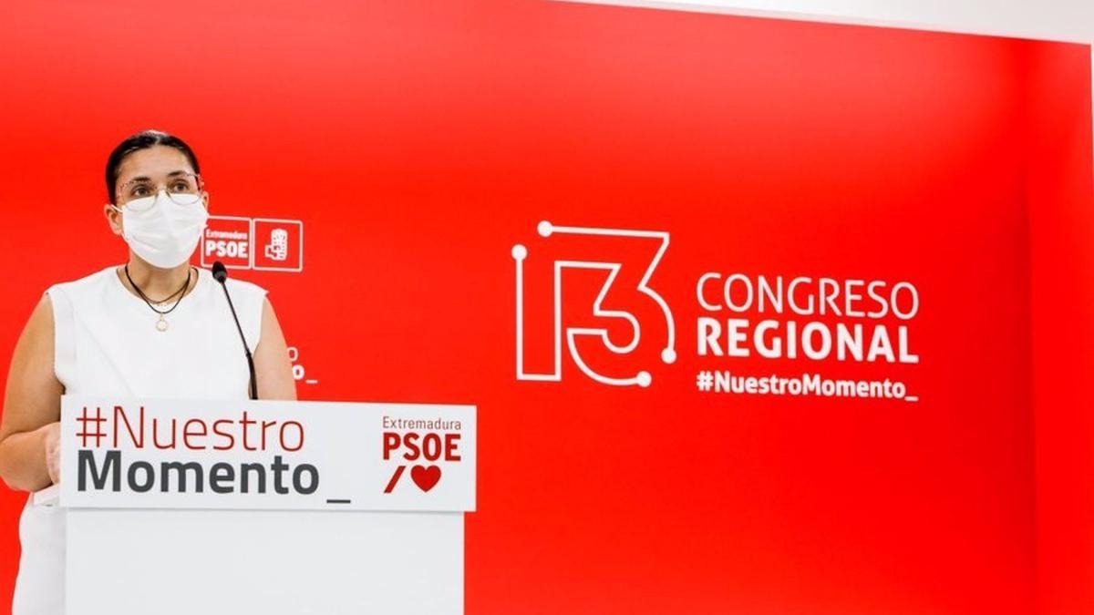 La secretaria de Organización del PSOE extremeño, Marisol Mateos, en rueda de prensa para informar sobre el calendario del 13º Congreso Regional de la formación.