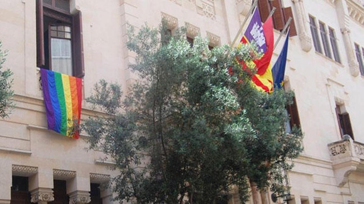 La fachada del Parlament, con la bandera LGTBI.
