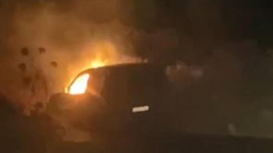 Roba, siniestra y quema un vehículo en Lanzarote