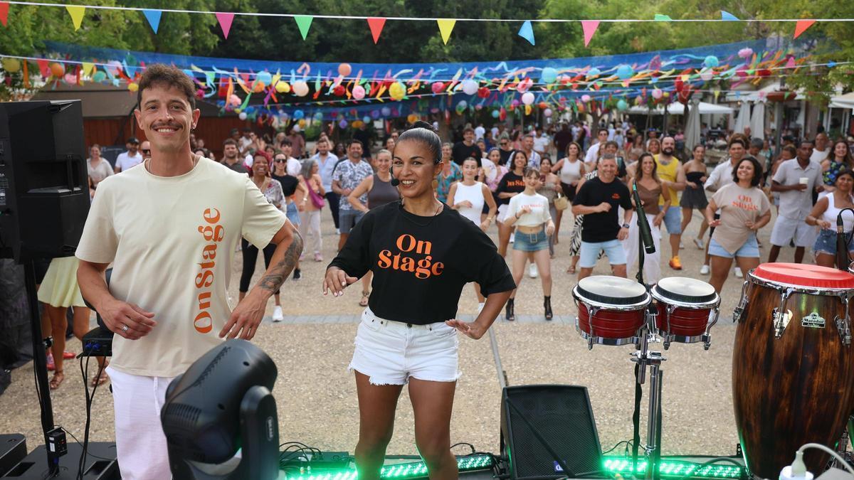 La coreógrafa Lucía Medina dirige una clase de salsa abierta a todo el público en la plaza.
