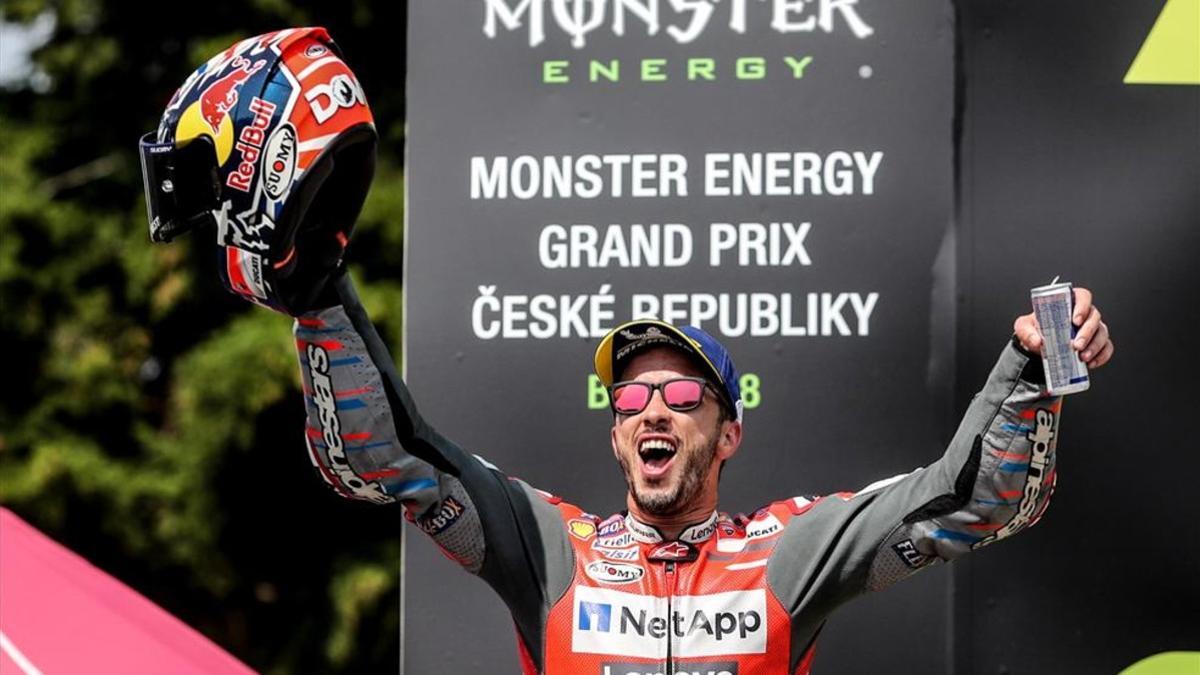 Dovizioso, exultante en el podio de Brno