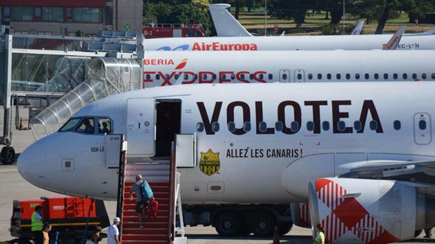 Aviones de Volotea, Iberia Express y Aire Europa, en la terminal viguesa. // Fdv