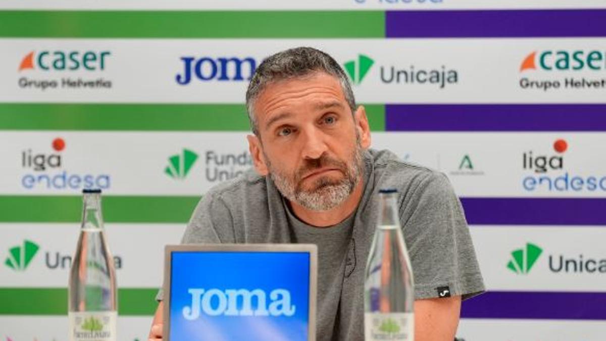 Ibon Navarro atiende a la prrensa en el Martín Carpena.