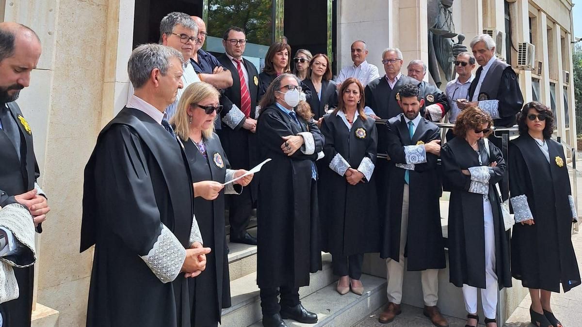 Un grupo de jueces protesta frente a las puertas del Palacio de Justicia de Murcia.