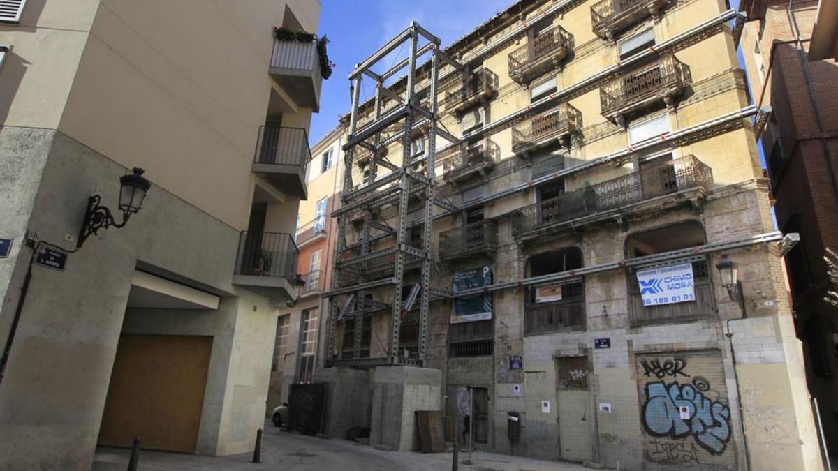 Obras de rehabilitación en la plaza del Árbol. | LEVANTE-EMV