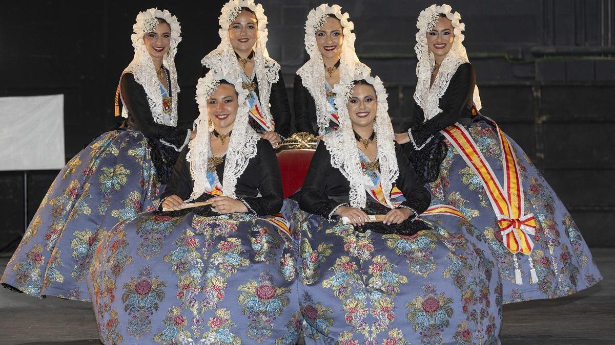 Seis mujeres acompañan siempre a la Bellea del Foc d’Alacant: seis compañeras que se han convertido en amigas incondicionales.