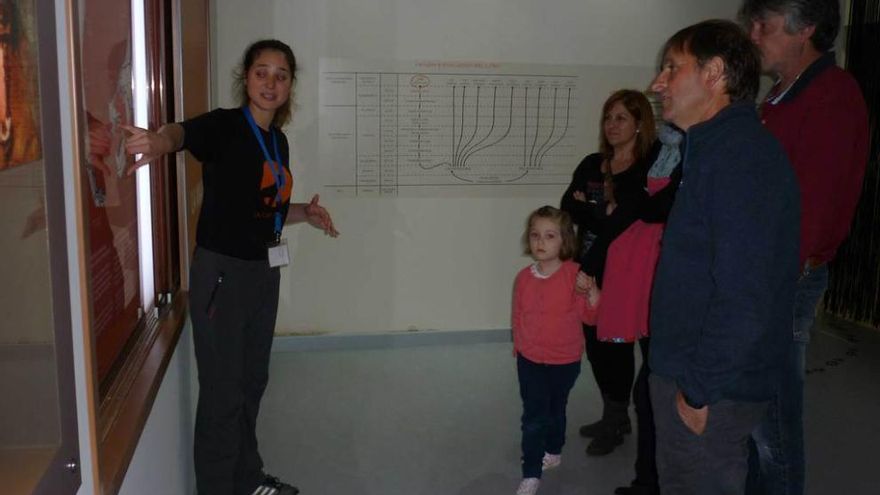 Visitantes de Villaviciosa atienden las explicaciones de Verónica Garrido.