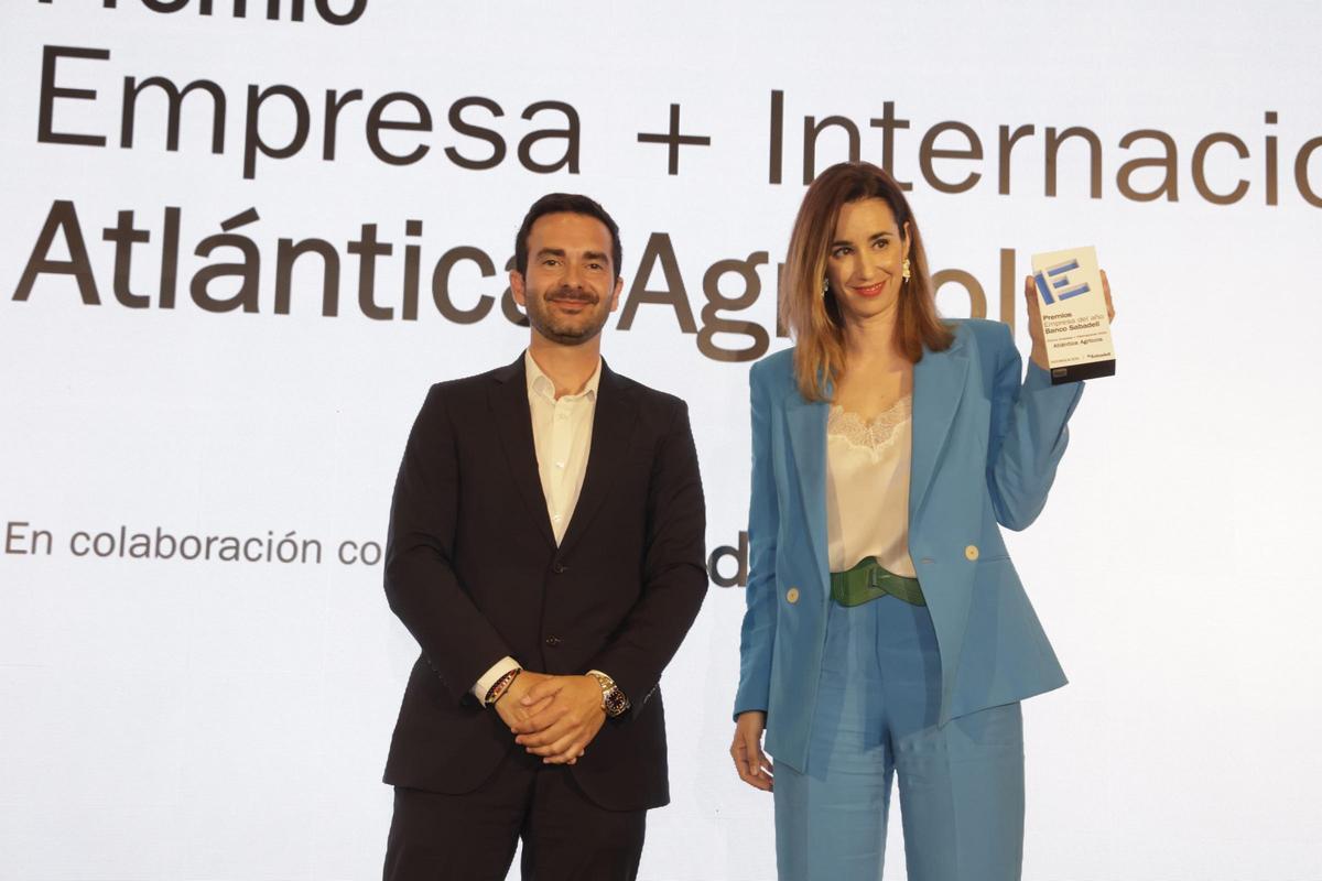 Marta Gutiérrez, CEO de Atlántica Agrícola, recibe el reconocimiento de manos de Daniel Torregrosa, CEO de Aligrupo.