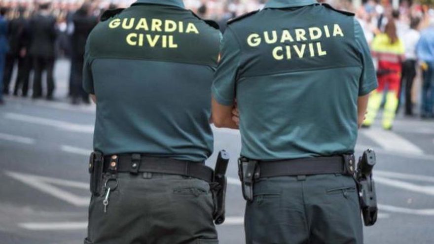 Dos agentes de la Guardia Civil.