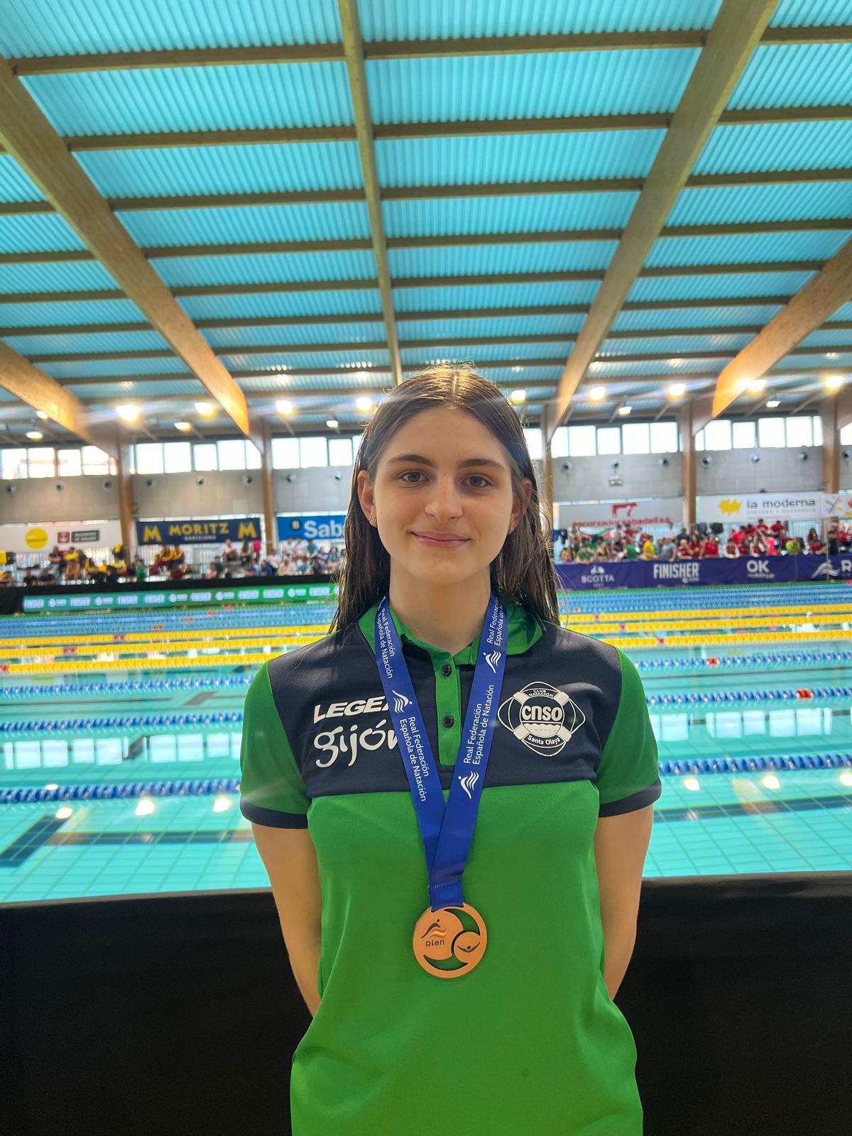 Natalia Labes, con su bronce en 100 mariposa.