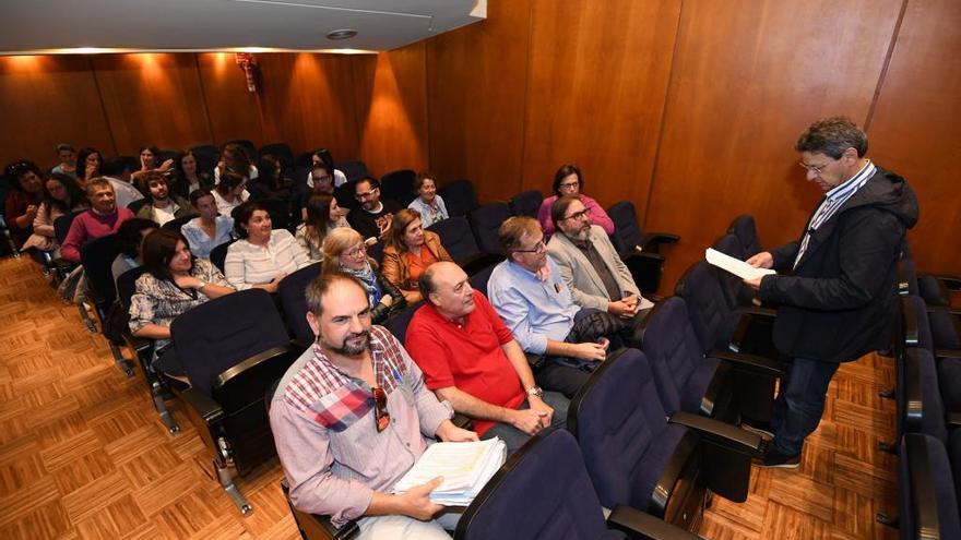 Médicos en una reunión en el Colegio de Pontevedra.