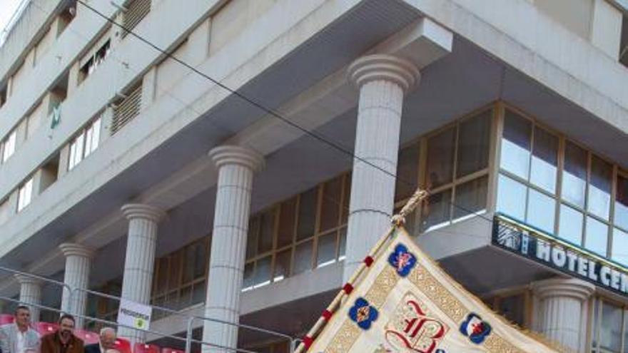 Desfile día 4 de mayo en Caravaca (Bando Cristiano paso por Tribuna)