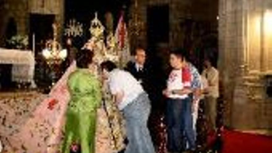 Gran participación en el besamanos de la Virgen