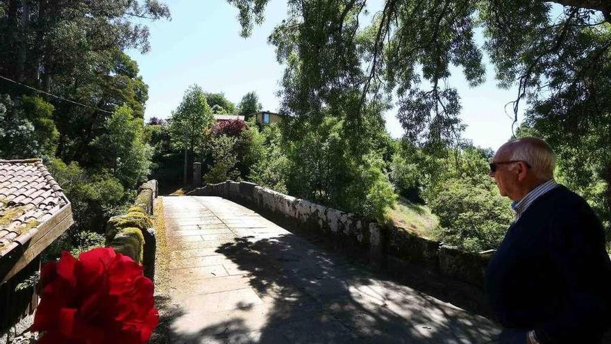 Un vecino al inicio del puente de Mourentán, en Arbo.  // A. Hernández