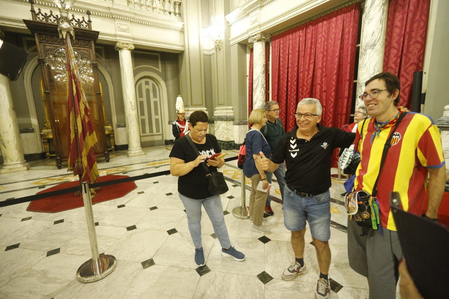 Los valencianos visitan la Real Senyera en el Ayuntamiento de València