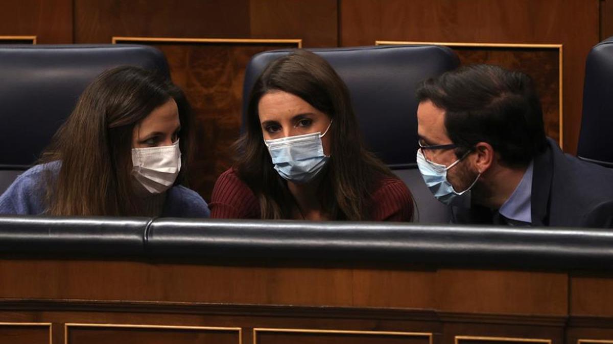 Ione Belarra, Irene Montero y Alberto Garzón, en el Congreso a mediados de diciembre.