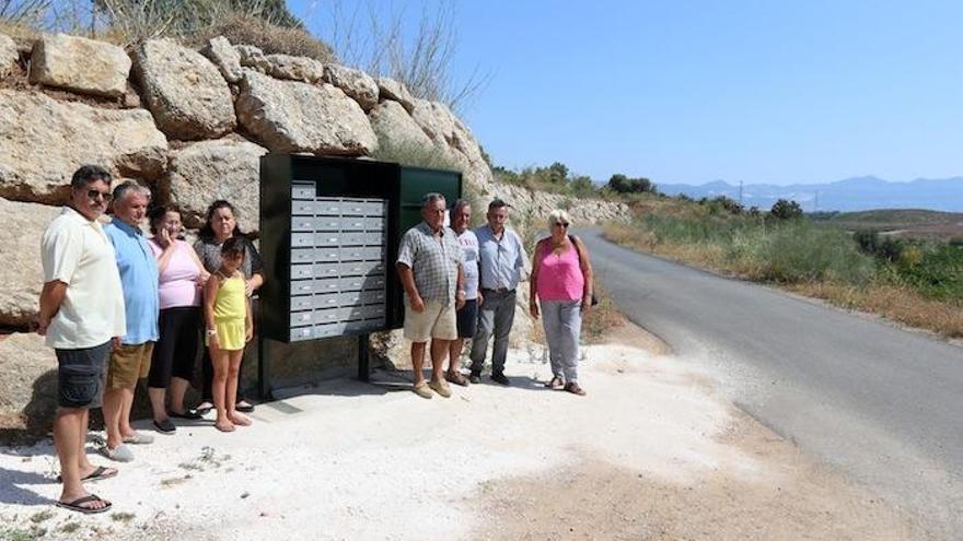 Un grupo de vecinos del Cortijo del Conde con la presidenta Carmela Fernández, esta semana junto a los buzones.