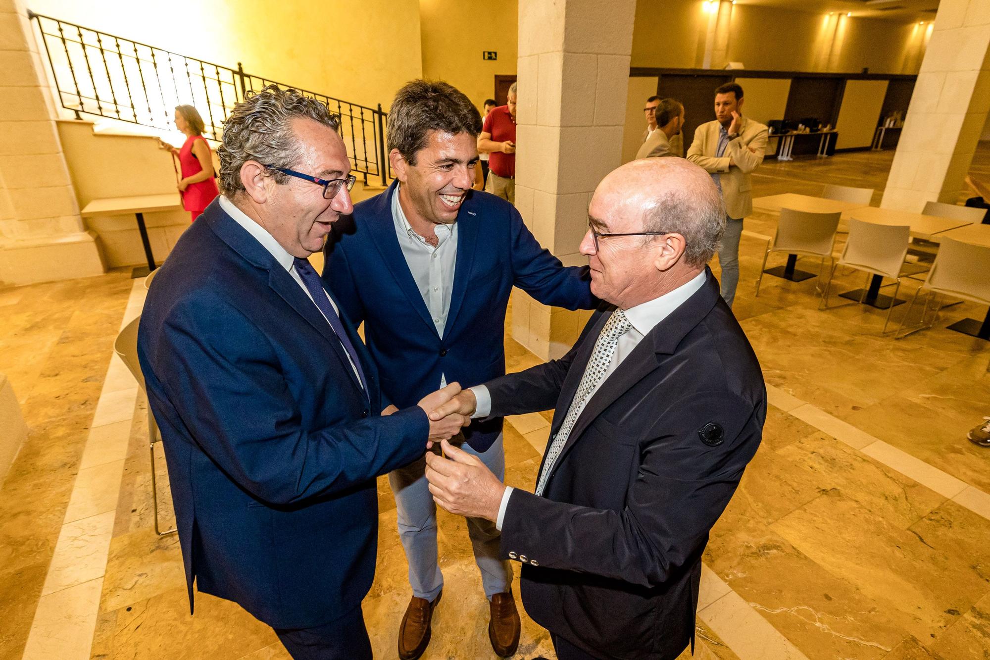 Algunos conocían la noticia y otros la han conocido durante el tradicional discurso. Toni Mayor, presidente de Hosbec, dejará de serlo tras 14 años en el cargo. Mayor lo ha anunciado antes un auditorio lleno y durante la asamblea anual de la entidad turística celebrada este viernes en Benidorm.