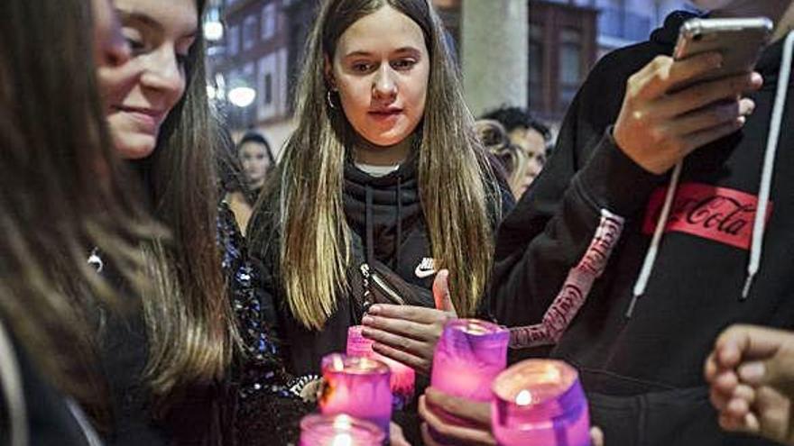 Decenas de personas participaron anoche en la manifestación de emergencia feminista convocada por la Asociación Nuevas Ideas. A. G.