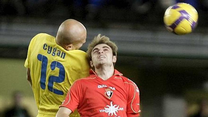 Intensidad. El defensa del Villarreal Pascal Cygan y el osasunista Héctor Font saltan por el balón.