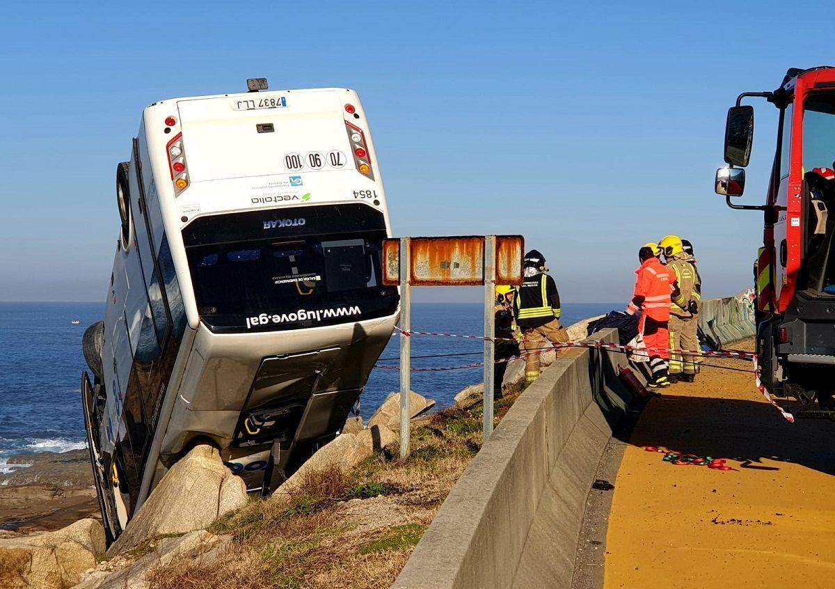 El microbús volcado hoy en las inmediaciones de Cabo Silleiro.