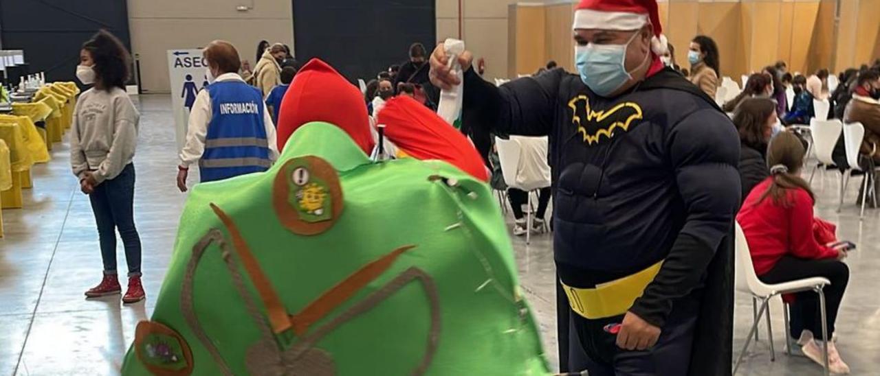 Voluntarios de Vodea disfrazados de Batman y coronavirus.  