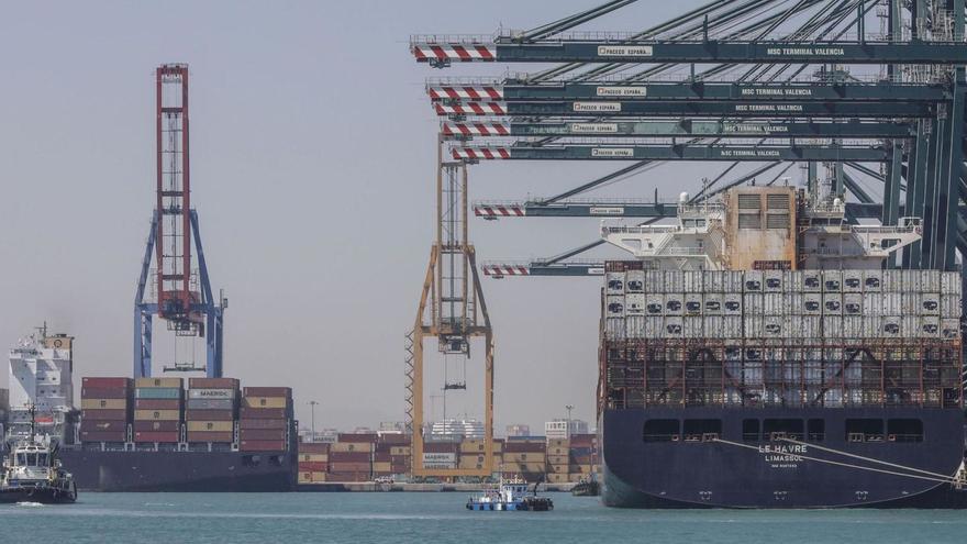 El portacontenedores 'MSC Le Havre' atracó el pasado martes en el Puerto de València. | FRANCISCO CALABUIG