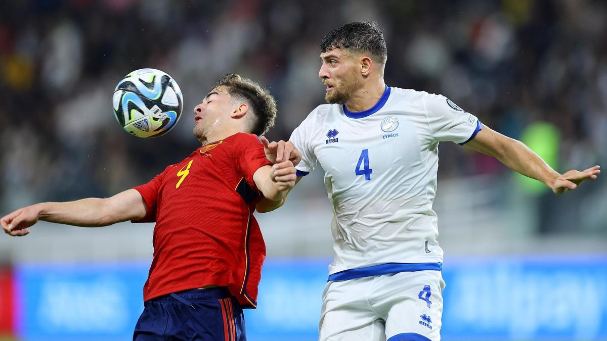 Gavi controla un balón ante el acoso de Ioannou.