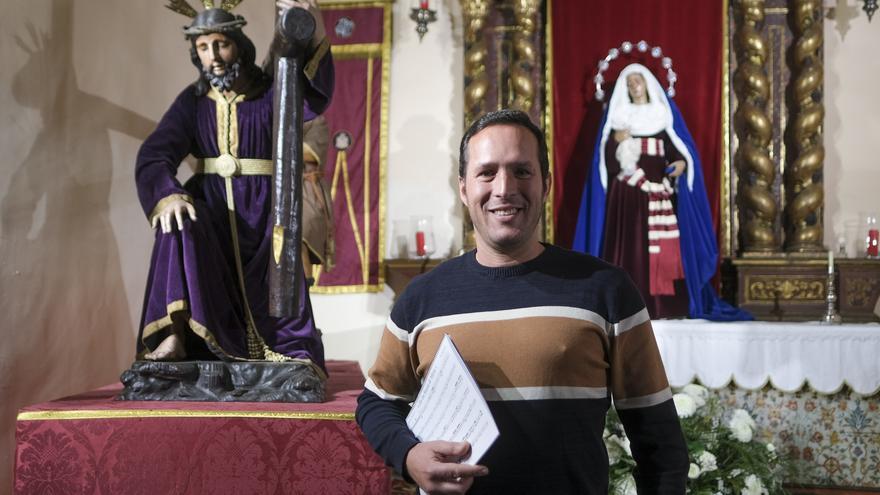 El músico Galileo González Viera delante de alguno de los pasos de la procesión del Santo Encuentro.