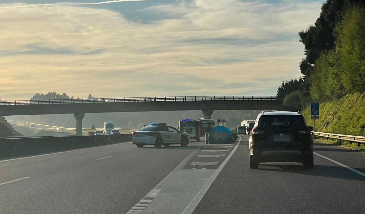 La Guardia Civil desvía los vehículos hacia la salida de la travesía de Pardiñas, en Laraño