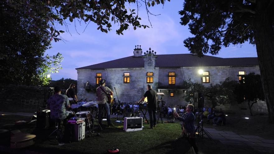 Concierto de Eladio y los Seres Queridos en el Pazo de Liñares.