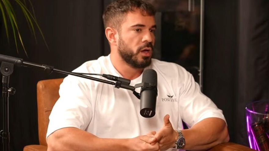 Un influencer visita una hamburguesería de Murcia, le sirven pollo crudo, entra a la cocina y sale corriendo: &quot;Escena de Pesadilla en la Cocina&quot;