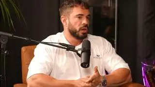 Un influencer visita una hamburguesería de Murcia, le sirven pollo crudo, entra a la cocina y sale corriendo: "Escena de Pesadilla en la Cocina"