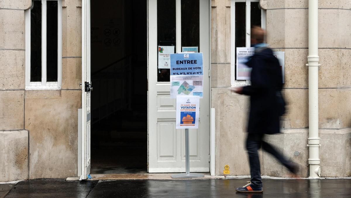 Un hombre entra a un centro de votación en París, este domingo.