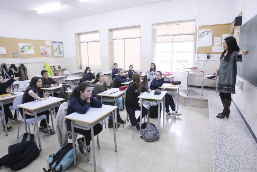 Classe de xinès en una aula de La Salle Girona.