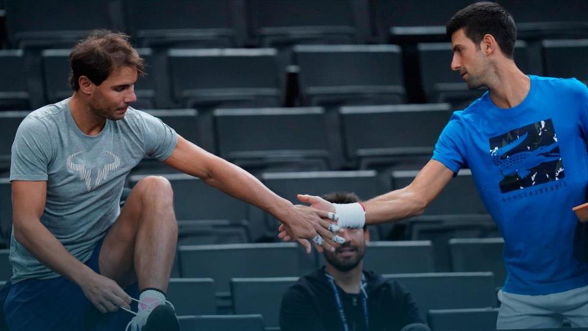 Nadal y Djokovic se saludan antes de entenar juntos el sábado